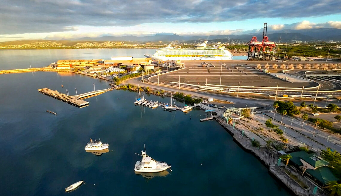 Voyager of the Seas, en el Puerto de Ponce. (Foto: Axel Rivera)