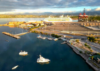 Voyager of the Seas, en el Puerto de Ponce. (Foto: Axel Rivera)