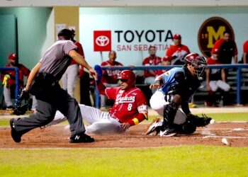 Luis Vázquez, de los Criollos de Caguas, anota carrera en la Semifinal A de la LBPRC. (Foto: LBPRC Media)