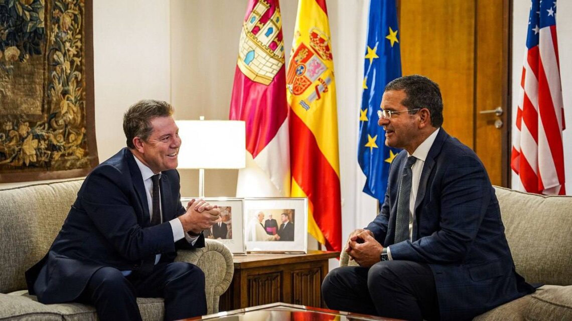 El gobernador, Pedro Pierluisi Urrutia y el presidente de Castilla-La Mancha, Emiliano García Page. (Foto suministrada)