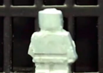 El robot recuerda en forma y tamaño a un muñeco de Lego.