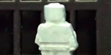 El robot recuerda en forma y tamaño a un muñeco de Lego.