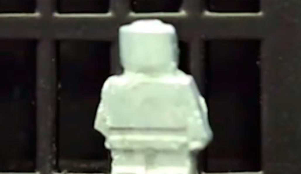 El robot recuerda en forma y tamaño a un muñeco de Lego.