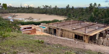 Construcción en el área de la Cueva del Indio en Arecibo. (Foto suministrada)
