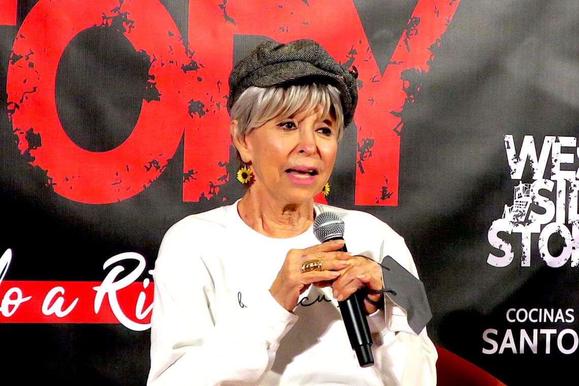 La actriz puertorriqueña Rita Moreno habla durante una rueda de prensa celebrada en el vestíbulo de la Sala Antonio Paoli del Centro de Bellas Artes de Santurce. (Foto: Jorge Muñiz | EFE)
