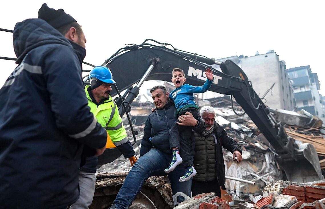 El pequeño Yigit Cakmak, de ocho años, muestra su alegría tras ser rescatado de entre los escombros de un edificio derrumbado. (Foto: Erdem Sahin | EFE)