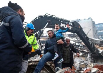 El pequeño Yigit Cakmak, de ocho años, muestra su alegría tras ser rescatado de entre los escombros de un edificio derrumbado. (Foto: Erdem Sahin | EFE)