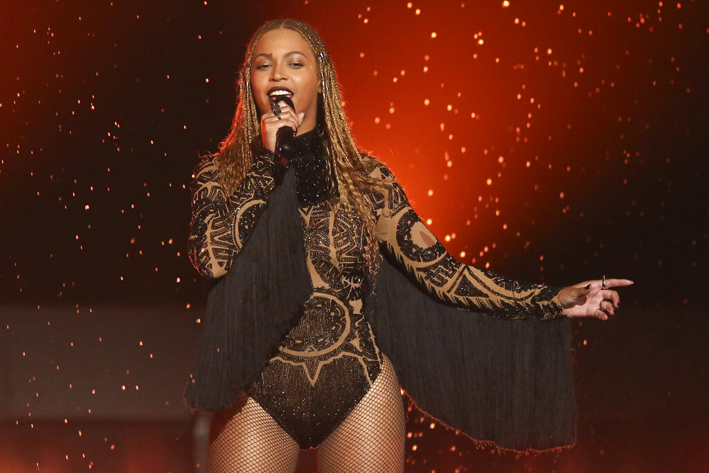 En esta fotografía del 26 de junio de 2016, Beyoncé interpreta "Freedom" en los Premios BET en Los Angeles. (Foto Matt Sayles/Invision/AP, archivo)