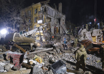 Un proyectil ruso impactó un edificio residencial en Kramatorsk, Ucrania. (Foto: Yevgen Honcharenko / AP)