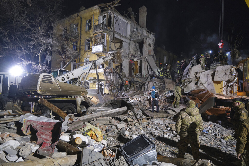 Un proyectil ruso impactó un edificio residencial en Kramatorsk, Ucrania. (Foto: Yevgen Honcharenko / AP)