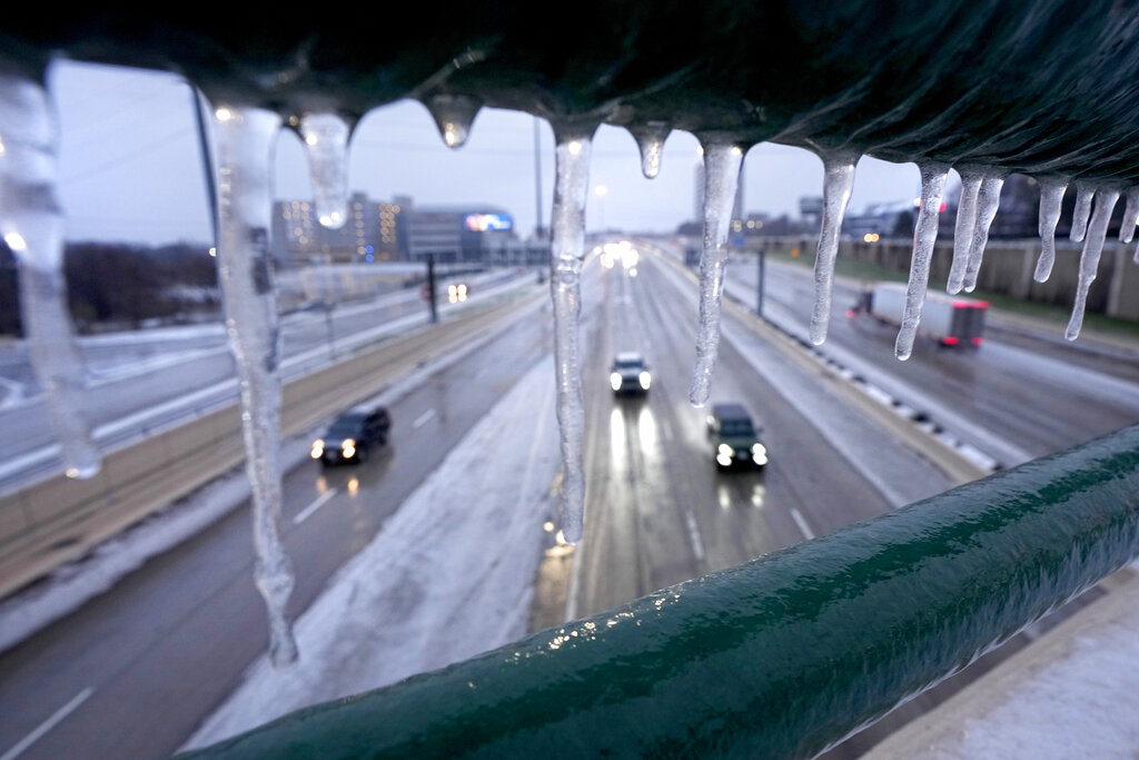 Carámbanos de hielo se forman en un pasamanos sobre la carretera federal 75, el miércoles 1 de febrero de 2023, en Dallas. (AP Foto/Tony Gutierrez)