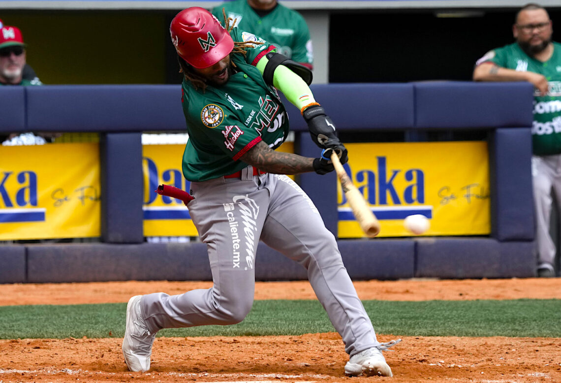 El jardinero de México, Justin Dean conecta un sencillo frente a República Dominicana en la Serie del Caribe que se realiza en Caracas, Venezuela el jueves 2 de febrero del 2023. (Foto: Fernando Llano | AP)