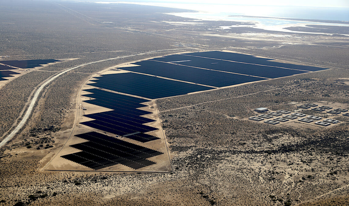 Vista aérea del estado de Sonora, en el norte de México, donde la eléctrica estatal CFE está construyendo la mayor planta solar de Latinoamérica. (Foto: Raquel Cunha / Pool Foto vía AP)
