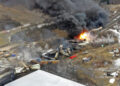 La imagen tomada con un dron muestra partes incendiándose de un tren de carga de Norfolk Southern que descarriló el viernes por la noche en East Palestine, Ohio, el sábado 4 de febrero de 2023. (AP Foto/Gene J. Puskar)