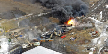 La imagen tomada con un dron muestra partes incendiándose de un tren de carga de Norfolk Southern que descarriló el viernes por la noche en East Palestine, Ohio, el sábado 4 de febrero de 2023. (AP Foto/Gene J. Puskar)