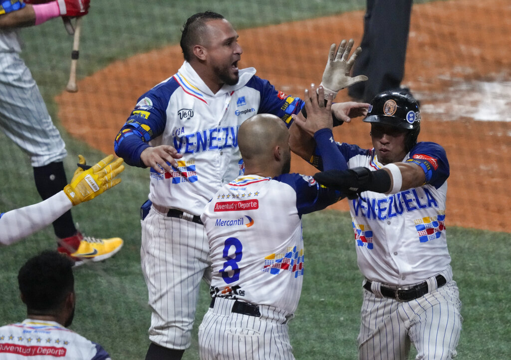 Wilfredo Tovar, de Venezuela, festeja con sus compañeros luego de anotar ante Cuba en la Serie del Caribe, el sábado 4 de febrero de 2023, en Caracas (AP Foto/Fernando Llano)