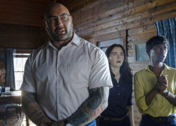 Dave Bautista, Abby Quinn y Nikki Amuka-Bird, en una escena de "Knock at the Cabin". (Universal Pictures vía AP)