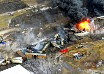En esta fotografía captada por un dron se ven porciones de un tren de carga del operador ferroviario Norfolk Southern que se descarriló el viernes 3 de febrero de 2023. (Foto: Gene J. Puskar | AP)