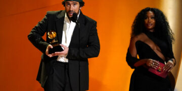 Bad Bunny en los premios Grammy 2023. (Foto: Chris Pizzello / AP)