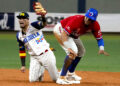 Orlando Arcia, de Venezuela, pone fuera al dominicano Ramón Hernández en la segunda base durante duelo de la Serie del Caribe, en Caracas, Venezuela. (Foto: Fernando Llano | AP)