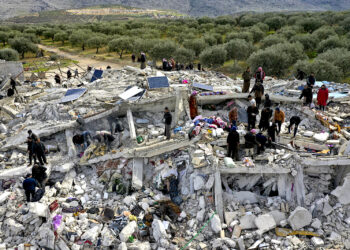 Socorristas y residentes buscan entre los escombros de los edificios derrumbados por un temblor en la ciudad de Harem, cerca de la frontera turca, provincia de Idlib, Siria. (Foto: Ghaith Alsayed | AP)