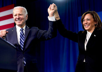 El presidente estadounidense Joe Biden y la vicepresidenta Kamala Harris saludan desde el escenario durante la reunión invernal del Comité Nacional Demócrata, el 3 de febrero de 2023, en Filadelfia. (Foto: Patrick Semansky | AP)