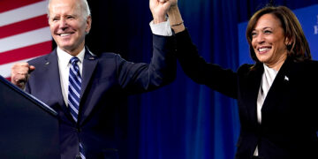 El presidente estadounidense Joe Biden y la vicepresidenta Kamala Harris saludan desde el escenario durante la reunión invernal del Comité Nacional Demócrata, el 3 de febrero de 2023, en Filadelfia. (Foto: Patrick Semansky | AP)