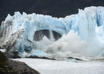 Trozos de hielo se rompen en el glaciar Perito Moreno, Lago Argentino, en el Parque Nacional Los Glaciares, en la Patagonia argentina. (Foto: AP/Francisco Munoz, Archivo)