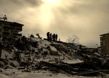 Un grupo de personas trata de llegar hasta otras atrapadas bajo los restos de un edificio derrumbado, en Malatya, Turquía, el 7 de febrero de 2023. (Foto: Emrah Gurel | AP)