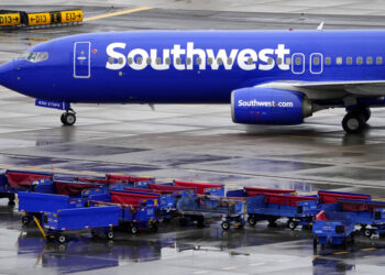 Un avión de Southwest Airlines pasa al lado de carros para traslado de equipaje a su llegada al Aeropuerto Internacional Sky Harbor, en Phoenix, el 28 de diciembre de 2022. (AP Foto/Matt York, archivo)