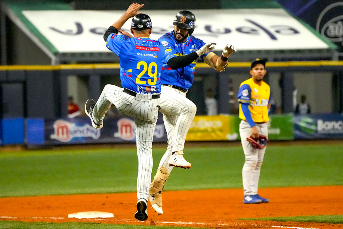 José Rondón, jardinero de Venezuela, festeja con el coach de la antesala luego de conectar un jonrón ante Colombia en la Serie del Caribe. (Foto: Ariana Cubillos | AP)