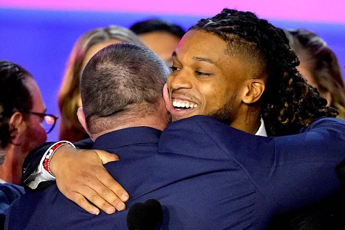 Damar Hamlin, de los Bills de Buffalo, abraza a los médicos y otros trabajadores que le salvaron la vida y que fueron reconocidos el jueves 9 de febrero de 2023, en Phoenix (Foto: David J. Phillip | AP)