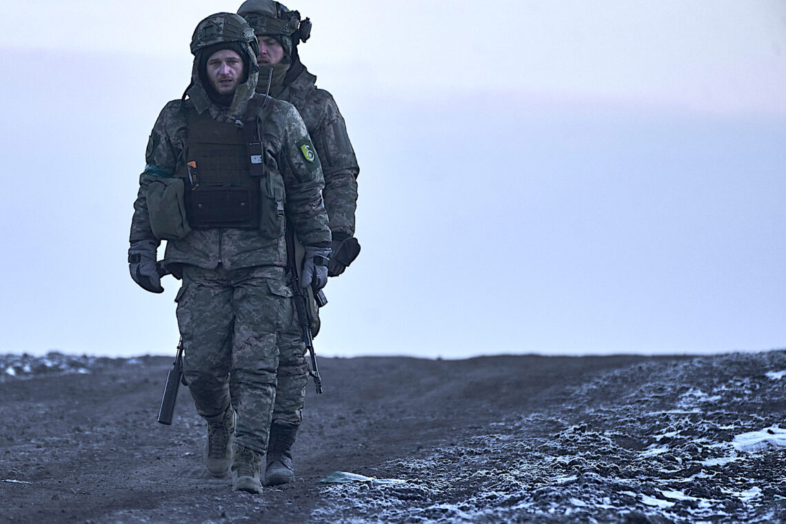 Soldados ucranianos se dirigen a sus posiciones en el frente, cerca de Bájmut, en la provincia de Donetsk, Ucrania. (Foto: Libkos, vía AP)
