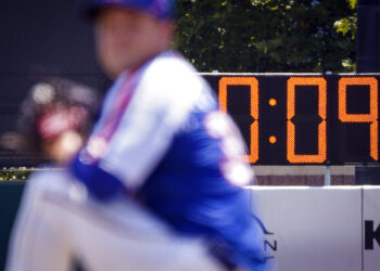 Reloj de lanzamiento durante un encuentro de las ligas menores en el 2022. (Foto: John Minchillo / AP)