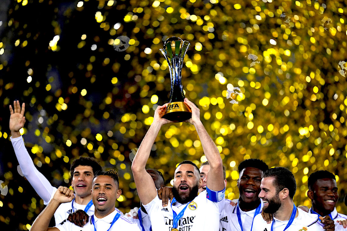 El francés Karim Benzema, de Real Madrid, levanta la copa del Mundial de Clubes. (Foto: Manu Fernández | AP)