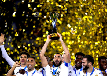 El francés Karim Benzema, de Real Madrid, levanta la copa del Mundial de Clubes. (Foto: Manu Fernández | AP)