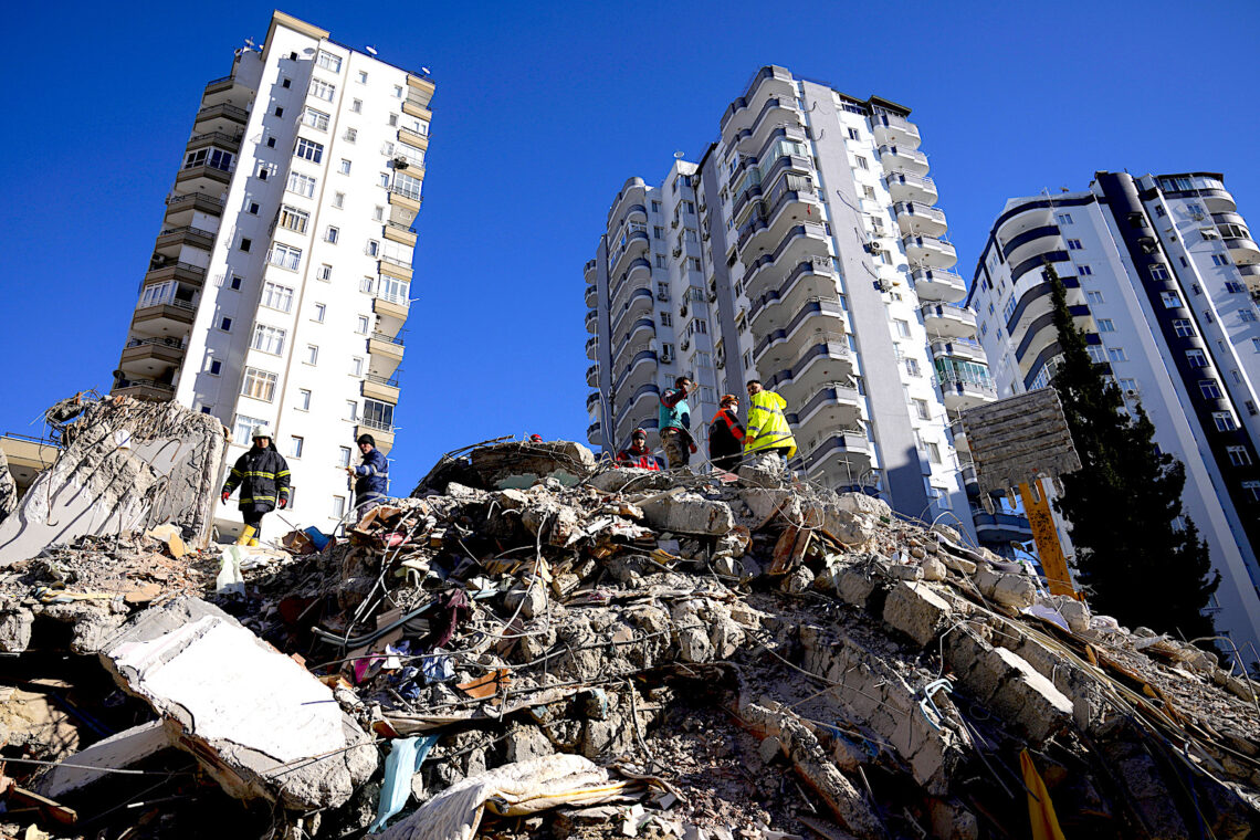 Equipos de emergencias buscan a personas entre los escombros de un edificio destruido en Adana, en el sur de Turquía. (Foto: Hussein Malla | AP, archivo)