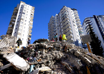 Equipos de emergencias buscan a personas entre los escombros de un edificio destruido en Adana, en el sur de Turquía. (Foto: Hussein Malla | AP, archivo)