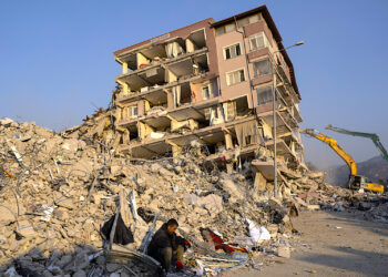 Un hombre se sienta en los escombros de un edificio derrumbado en Antakya, Turquía. (Foto: Petros Giannakouris | AP)