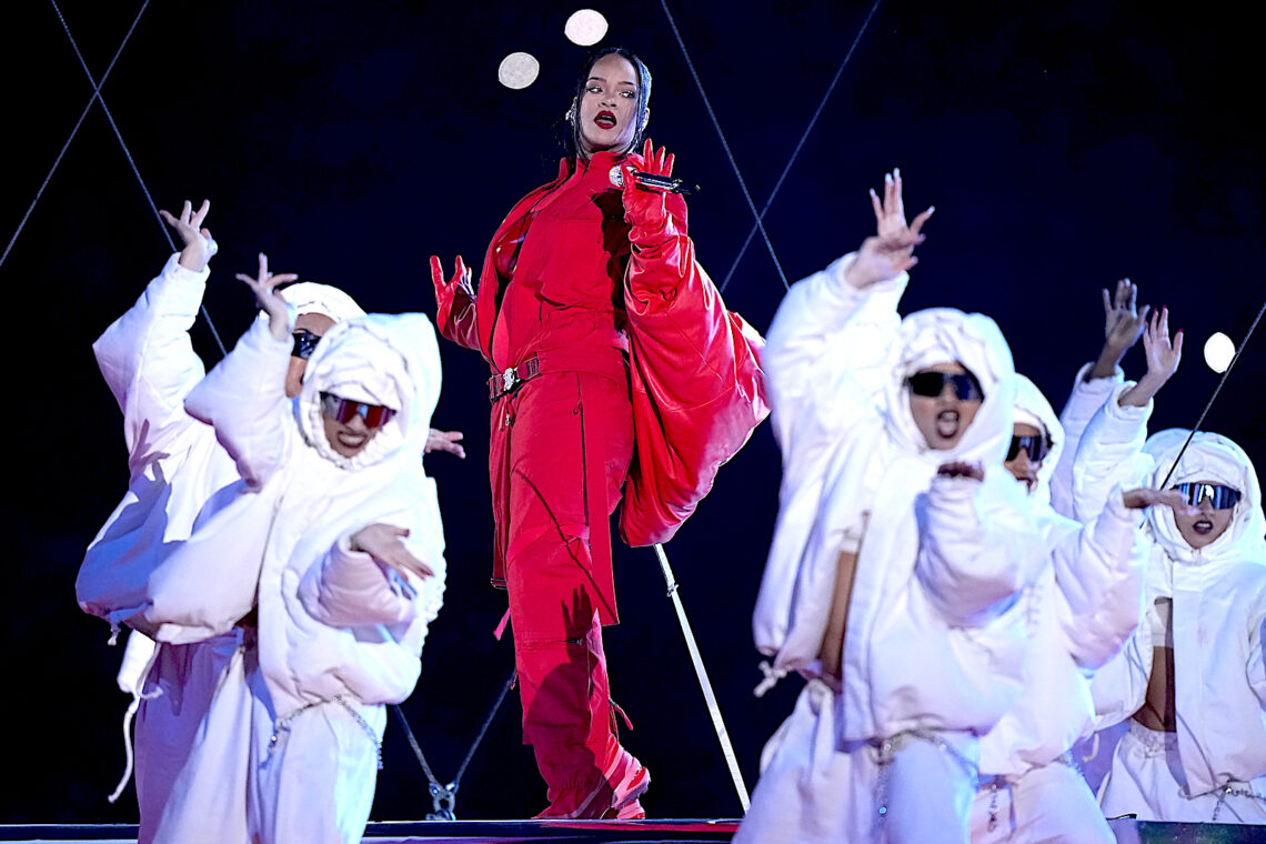 Rihanna durante su presentación en el espectáculo de medio tiempo del Super Bowl 57, en Glendale, Arizona. (Foto: Brynn Anderson | AP)