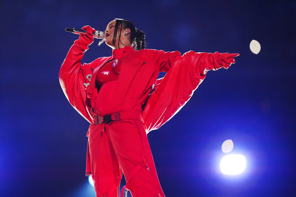Rihanna durante su presentación en el espectáculo de medio tiempo del Super Bowl 57 de la NFL. (Foto AP/Matt Slocum)