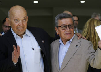 José Otty Patiño, jefe negociador del gobierno colombiano, y Pablo Beltrán, jefe negociador del ELN. (Foto: Marco Ugarte / AP)