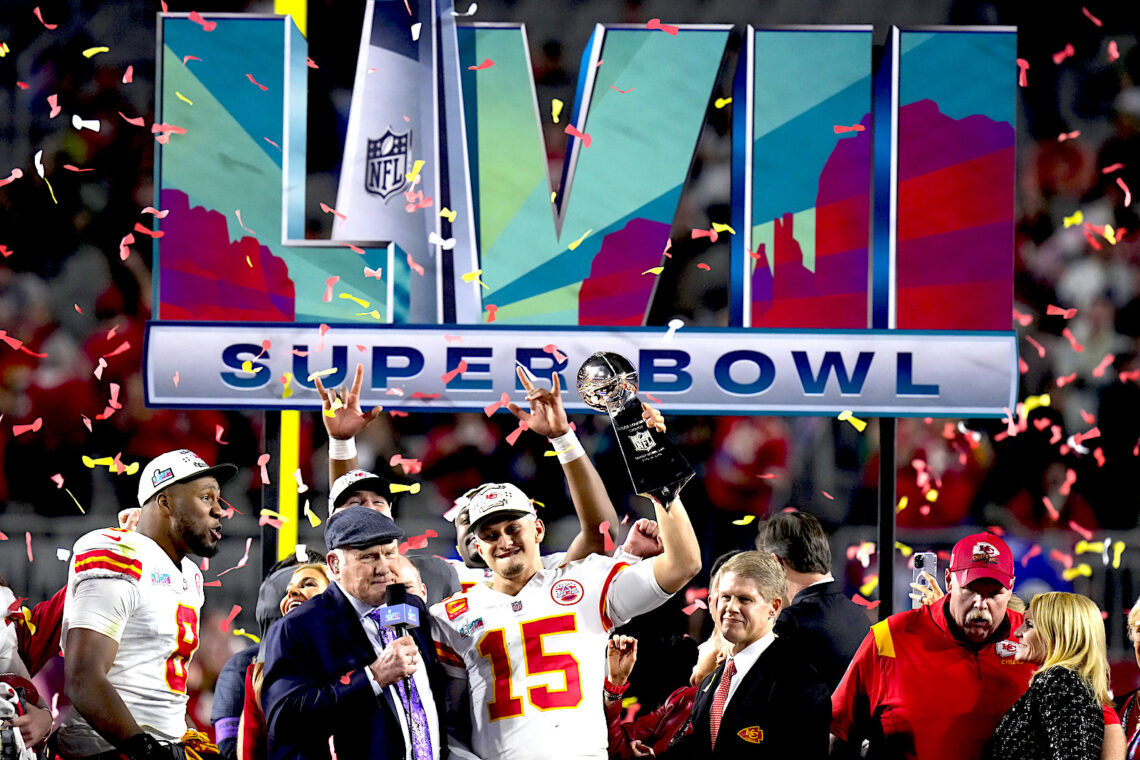El quarterback de los Chiefs de Kansas City, Patrick Mahomes sostiene el trofeo Vince Lombardi. (Foto: Seth Wenig | AP)