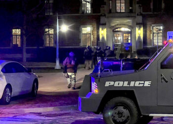 Agentes de la policía llegan al campus de la Universidad Estatal de Michigan, en East Lansing, Michigan. (Foto: Jakkar Aimery / Detroit News via AP)