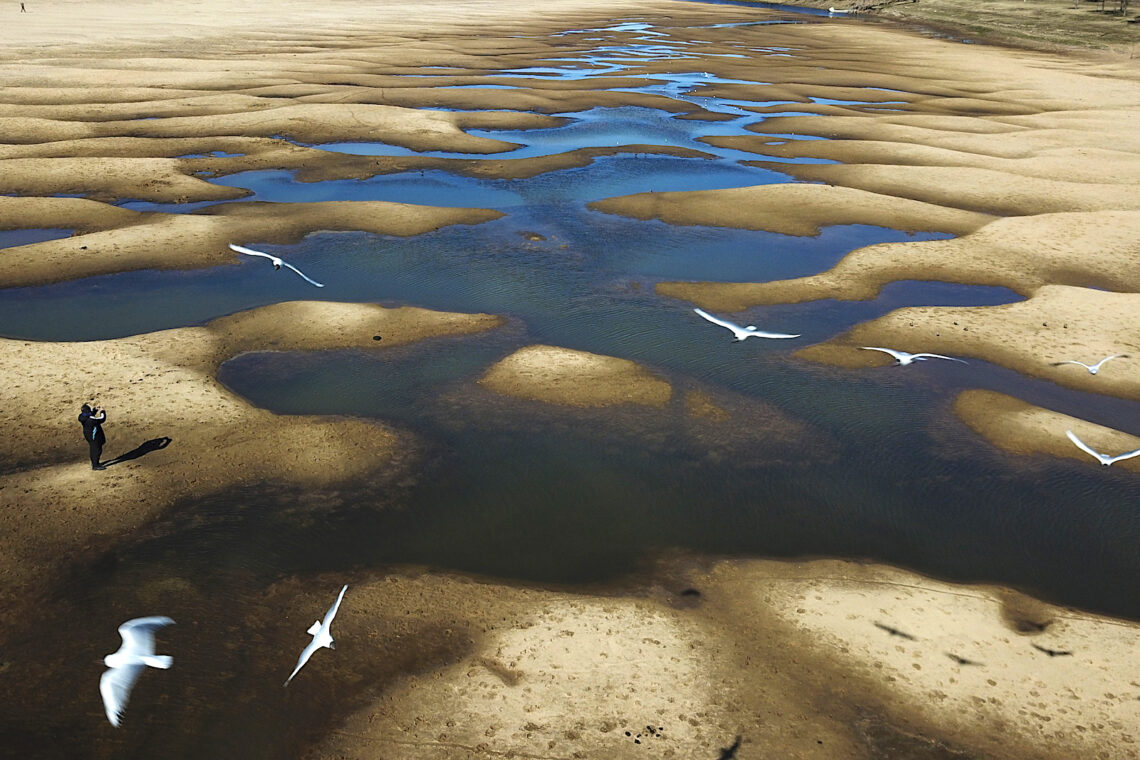 El lecho expuesto del Río Paraná Viejo, afluente del Paraná, durante una sequía en Rosario, Argentina (Foto: Victor Caivano | AP, archivo)