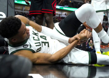 Giannis Antetokounmpo, de los Bucks de Milwaukee. (Foto: Charles Rex Arbogast | AP)