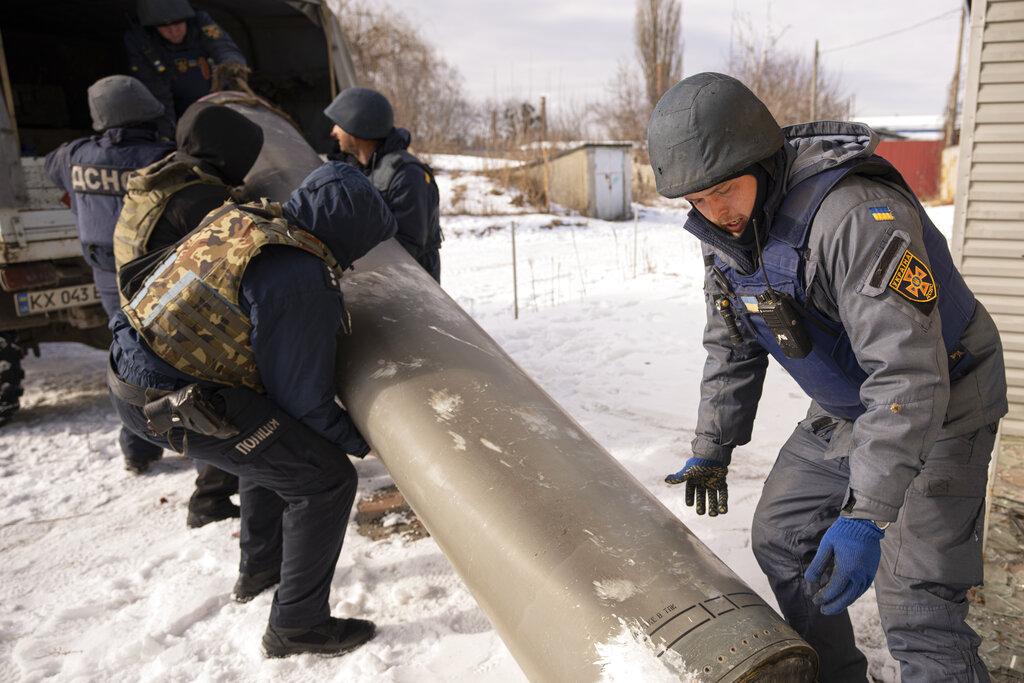 Efectivos de los servicios de emergencia ucranianos cargan los restos de un misil S-300 lanzado por las fuerzas rusas en un camión, en Járkiv, Ucrania, el 17 de febrero de 2023. (AP Foto/Vadim Ghirda)