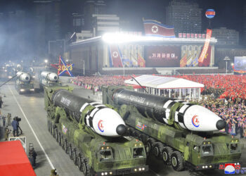 Misiles balísticos intercontinentales Hwasong-17 en un desfile militar en Pionyang el 8 de febrero de 2023. (Agencia Central de Noticias de Corea / Korea News Service vía AP)