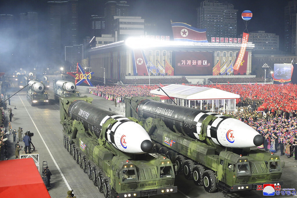 Misiles balísticos intercontinentales Hwasong-17 en un desfile militar en Pionyang el 8 de febrero de 2023. (Agencia Central de Noticias de Corea / Korea News Service vía AP)