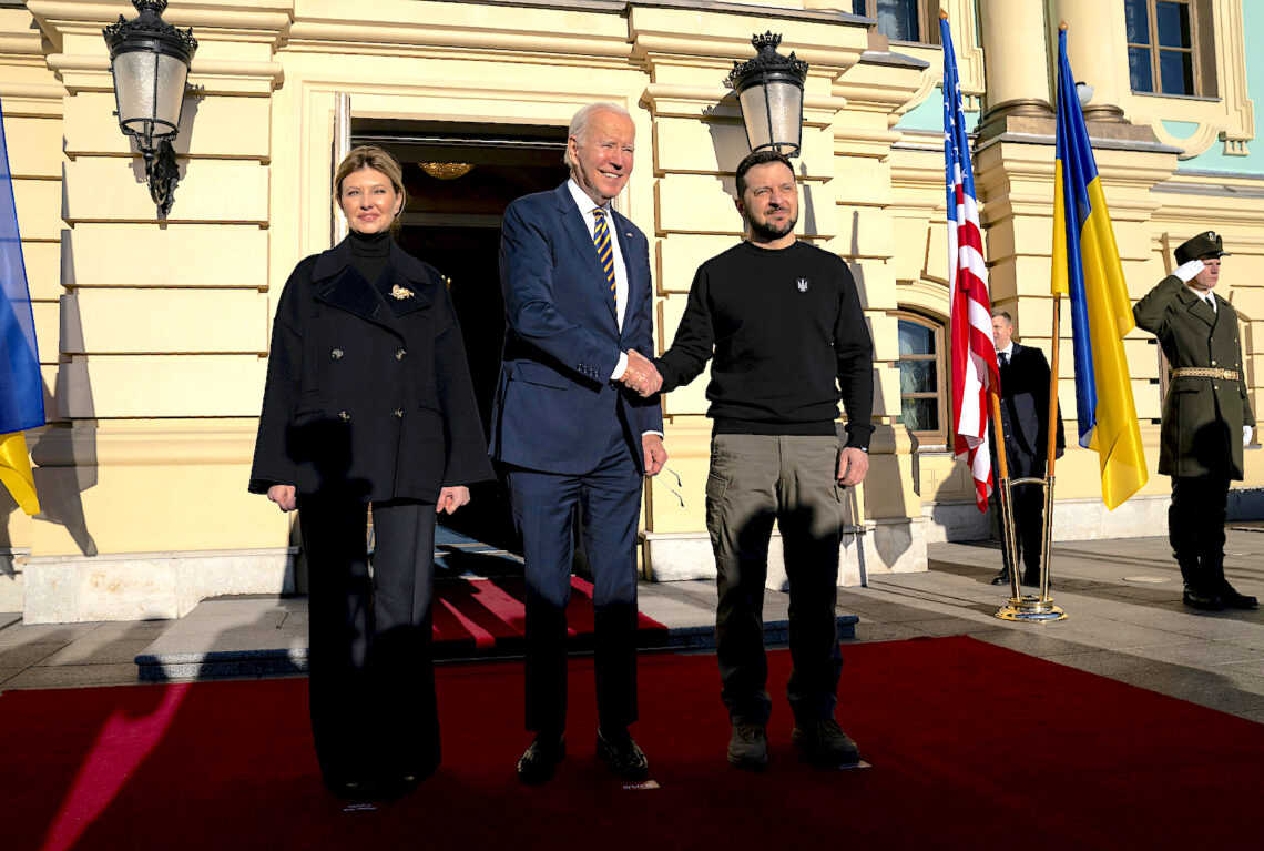 El presidente de Estados Unidos, Joe Biden, junto al presidente de Ucrania, Volodymyr Zelenskyy, en el Palacio de Mariinsky. (Foto: Evan Vucci / Pool / vía AP)